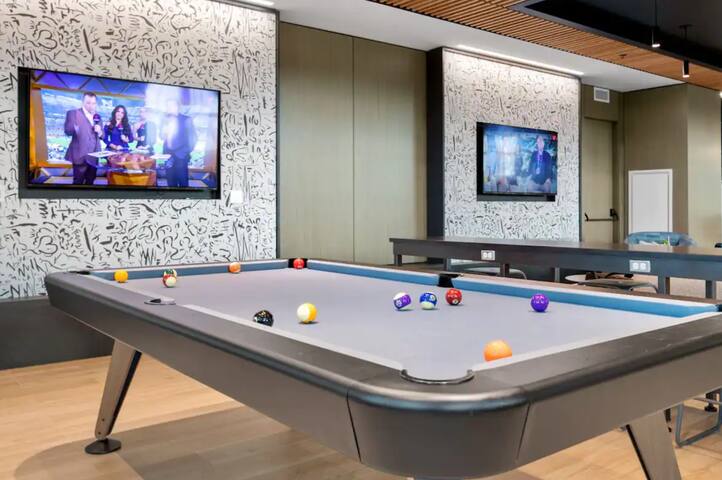 City Skyline w King Bed, Pool Gym Wi-Fi & Parking gallery image 4