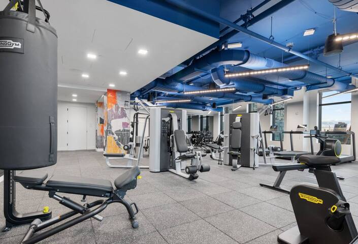 City Skyline w King Bed, Pool Gym Wi-Fi & Parking gallery image 3
