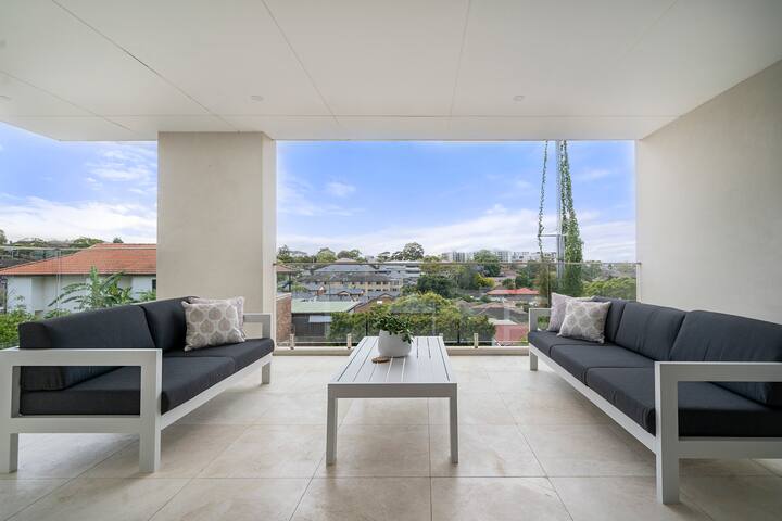 Starlight—A Slice of the Hollywood Hills in Bexley gallery image 5