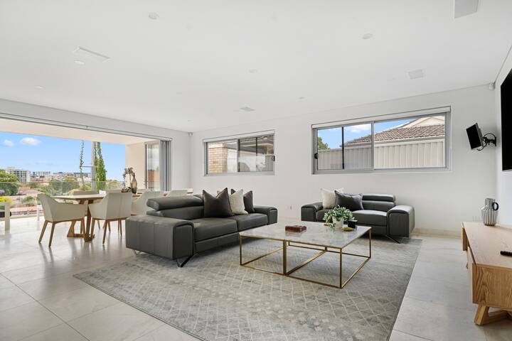 Starlight—A Slice of the Hollywood Hills in Bexley gallery image 4