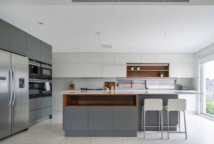 Starlight—A Slice of the Hollywood Hills in Bexley gallery image 3