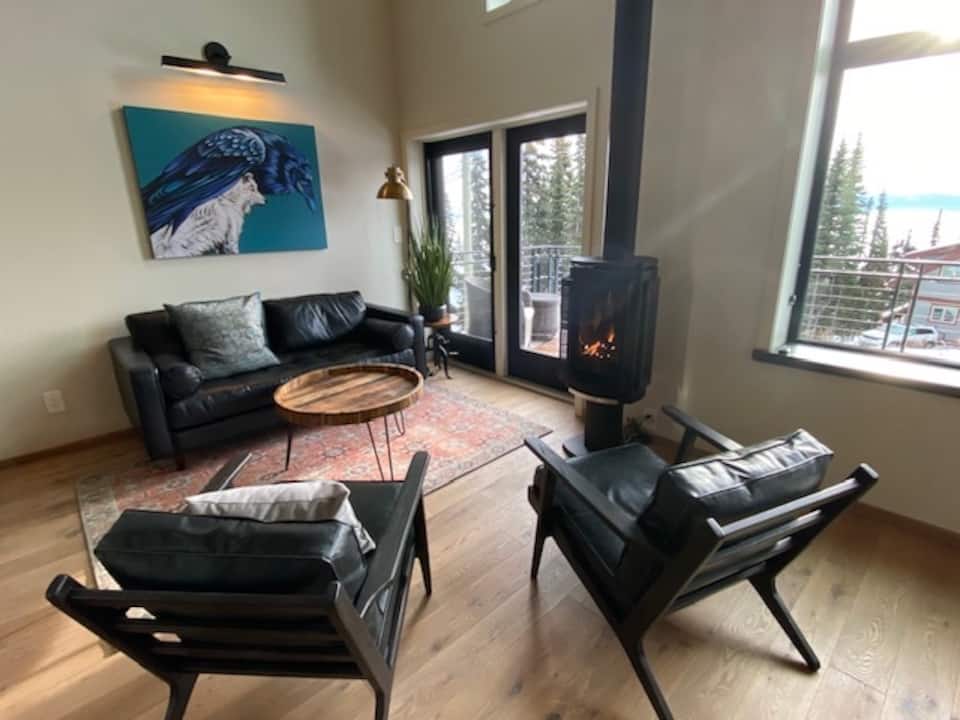 The Doctors' Inn, on Hudson Bay Mountain, Smithers, British Columbia, Canada, photo 5 of 10
