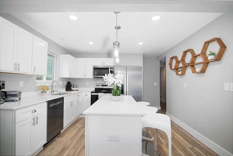 Travelers spacious retreat w/King Suite, huge yard