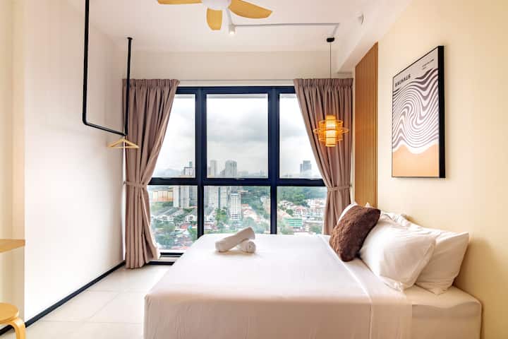 Disfruta de vistas panorámicas a la ciudad desde tu cama en este dormitorio luminoso y moderno. Con una cómoda cama tamaño queen, una elegante decoración minimalista y mucha luz natural.