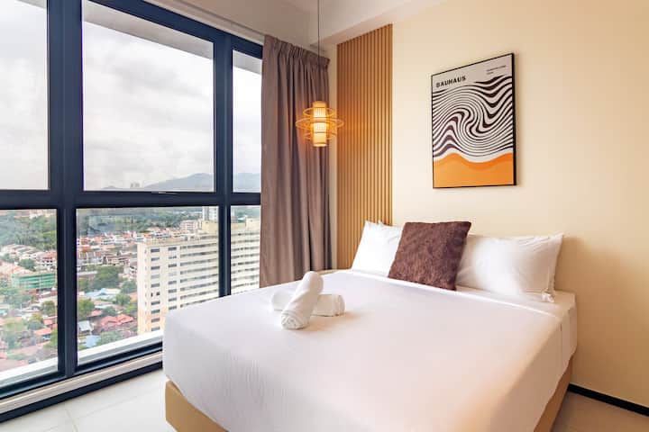 Disfruta de vistas panorámicas a la ciudad desde tu cama en este dormitorio luminoso y moderno. Con una cómoda cama tamaño queen, una elegante decoración minimalista y mucha luz natural.