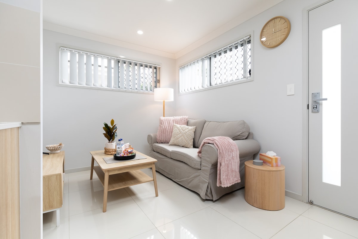 Top performing Airbnb: Clean 1 Bdr Apt w/ AC & Kitchen | Parking | 139F1 in Rocklea