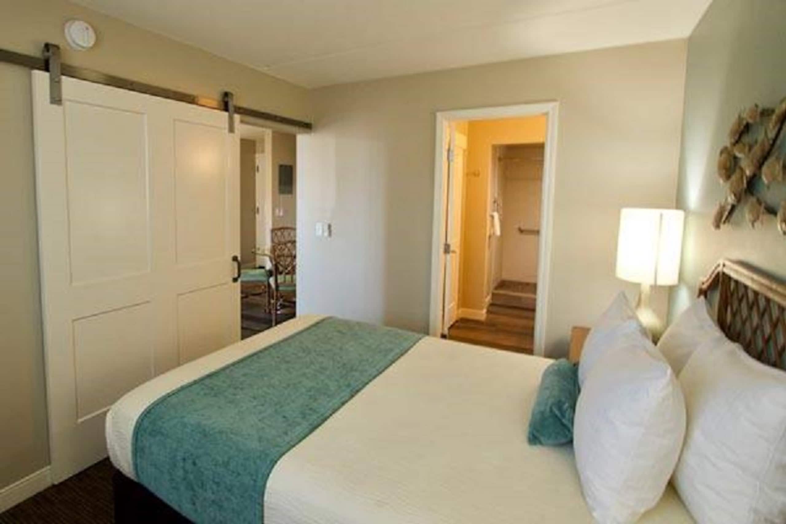 FREE Parking Corner 1BR/4 in Heart of Waikiki - Photo 12