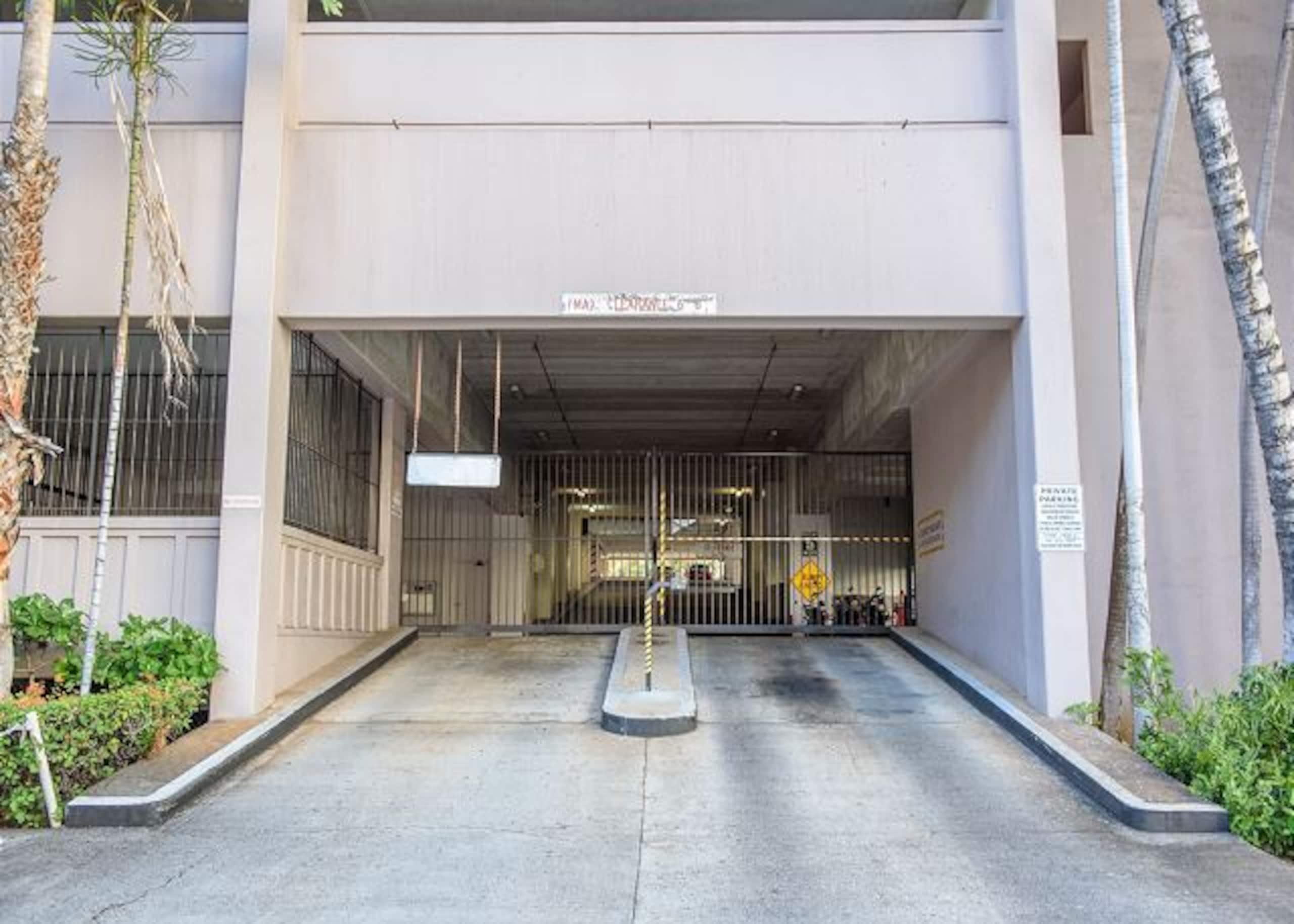 FREE Parking Corner 1BR/4 in Heart of Waikiki - Photo 10