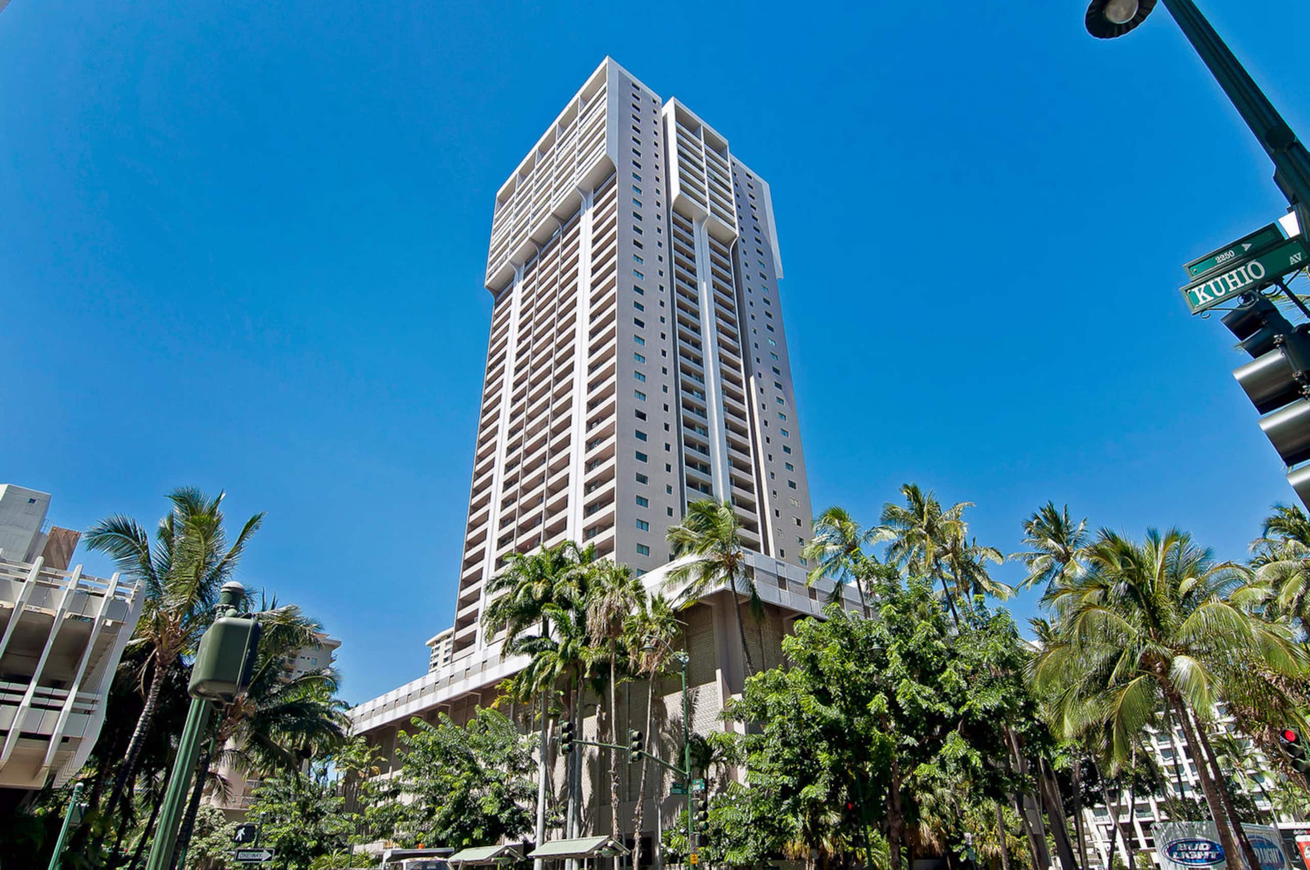 FREE Parking Corner 1BR/4 in Heart of Waikiki - Photo 2
