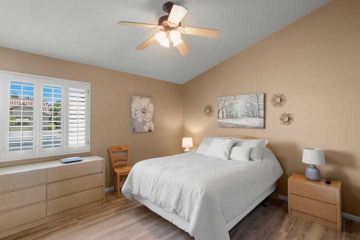 Гостинска спална соба со брачен кревет (широк 150-179 см), паметен телевизор и сопствена бања