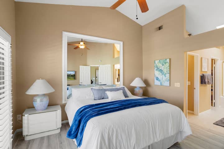 Главна спална соба со брачен кревет (широк 180 - 200 см), паметен телевизор и сопствена бања.