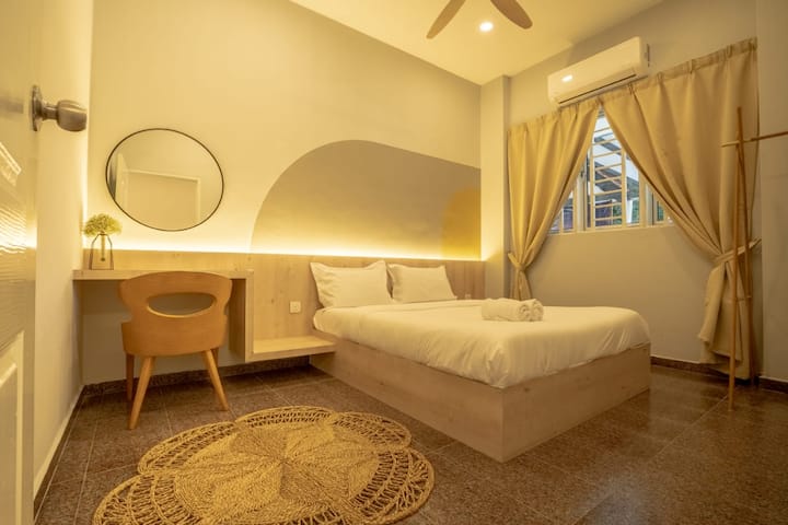 חדר שינה 1 - עם מיטת קווין סייז עם 2 אורחים בנוחות.