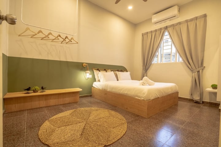 חדר שינה 3 - מרוהט עם מיטת קווין סייז, אידיאלי לשהייה נוחה של עד 2 אורחים.