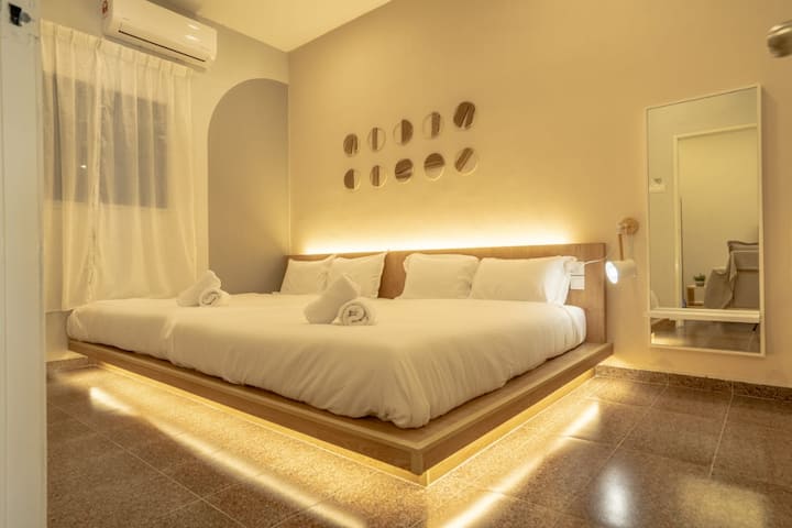 חדר שינה 2 - מצויד בשתי מיטות קווין סייז, מושלם לאירוח של עד 4 אורחים בנוחות.