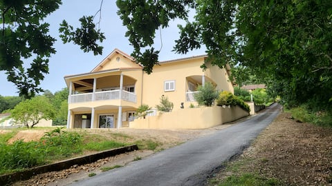 Large modern house and pool for 10 people