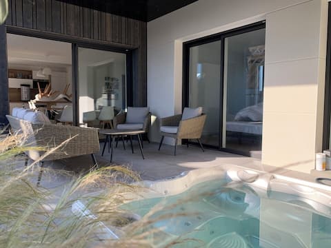 Villa D'Argantel jacuzzi near the sea