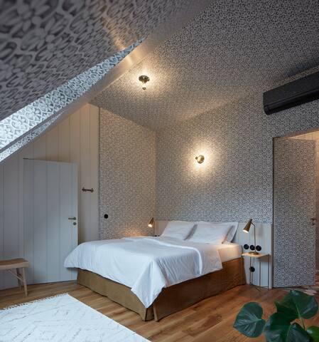 The Emerald – Joy | 2BR Top Floor Flat & Terrace gallery image 4