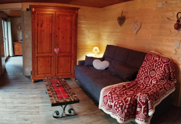 Rez de chaussée
Chambre 3
Canapé lit avec un vrai matelas de 140 sur 190
Chambre équipée d'une télévision .