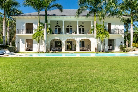 Luxurious Ocean and Golf View Villa fully staffed