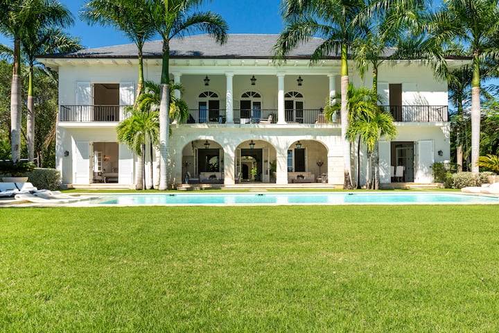 Luxurious Ocean and Golf View Villa fully staffed