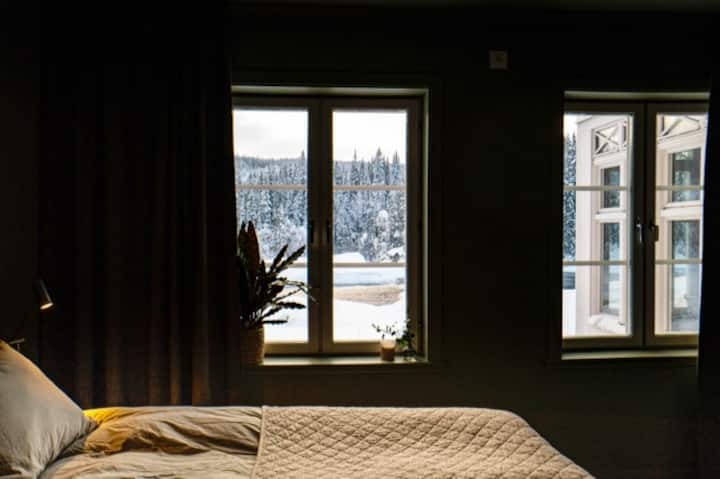 Dhomë gjumi master me krevat 160 cm. Pamje e bukur e urave. Perde plotësisht të errëta. Dy gardëroba të gjera. 