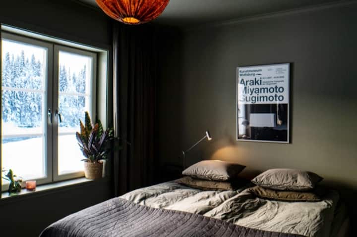 Dhomë gjumi me 2 krevate x 90 cm që mund të shtyhen lehtësisht së bashku ose të ndahen në 2 të ndara. Pamje e bukur e urave. Perde plotësisht të errëta për efekt të errët dhe zbehës.