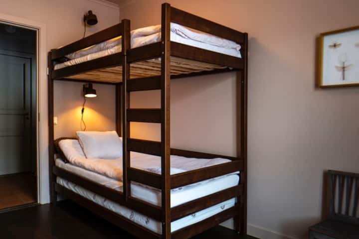 Dhomë gjumi me krevat marinari, 90 cm. Krevat shtesë, më i përshtatshmi për fëmijët, është i disponueshëm poshtë krevatit për t 'u tërhequr lehtësisht.