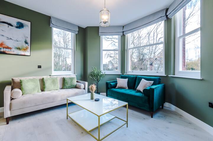 Vintage 2 bed flat – parking & near train station