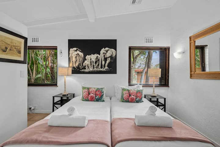 חדר שינה 2 עם 2 מיטות יחיד שניתן להמיר לקינג לפי בקשת האורחים. 