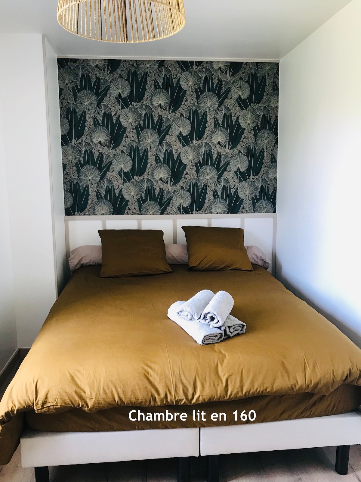 Dhomë me pamje nga liqeni