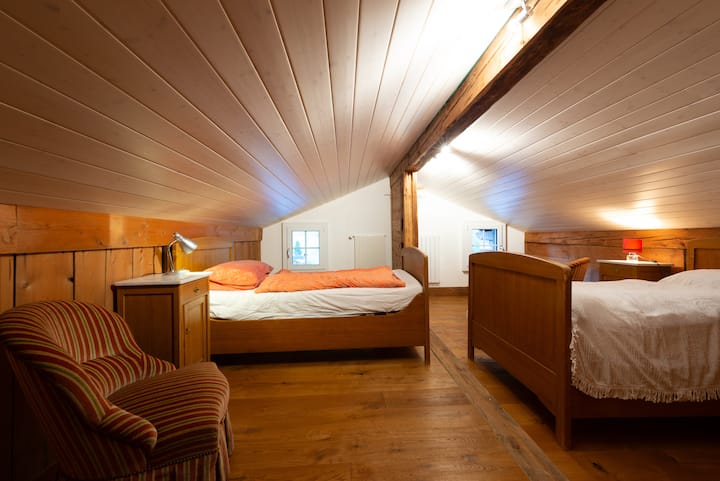 تقع في العلية 