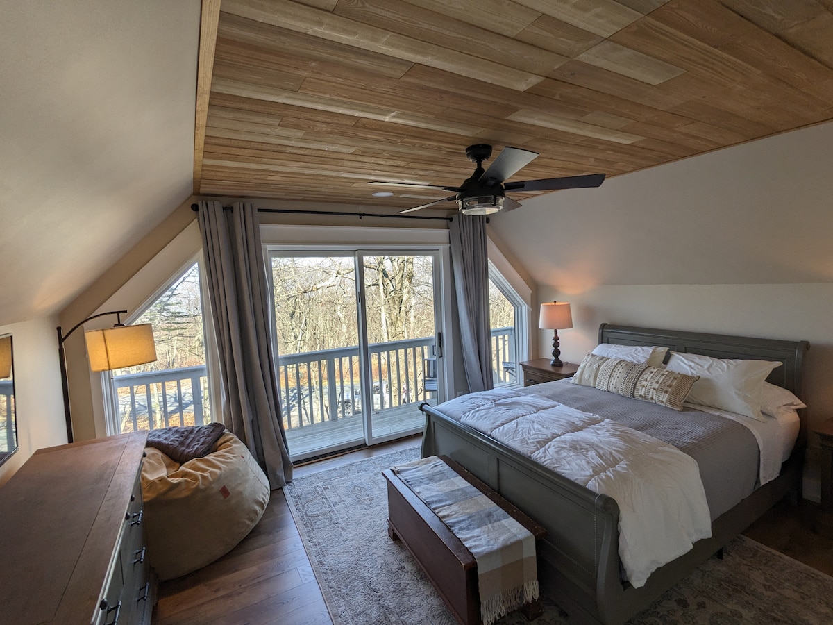 Habitación 3 en el nivel superior con cama tamaño queen, baño privado y terraza privada. La terraza es un lugar ideal para disfrutar de una taza de café o ver la puesta de sol.