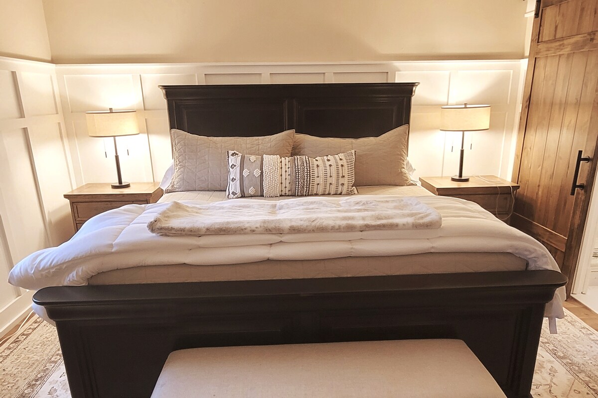 Dormitorio principal en el nivel principal con cama tamaño king y baño en suite.