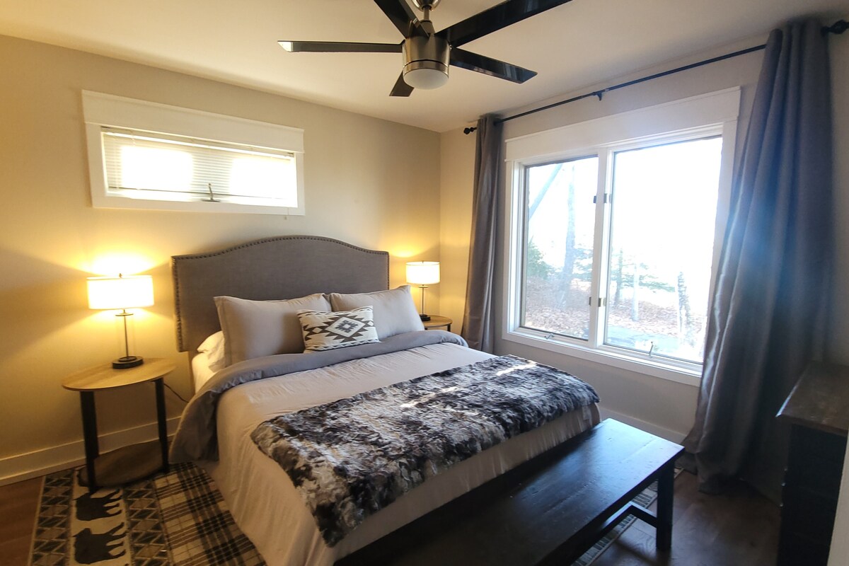 Habitación 1 en el nivel principal con cama tamaño queen y baño en suite.