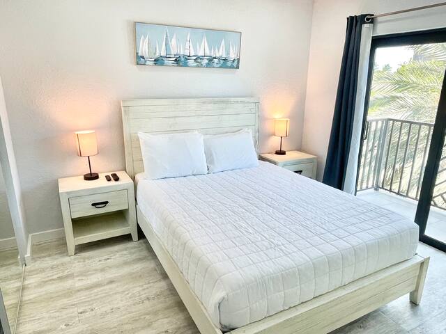 #300 Beachside 2BR apt, rooftop pool! gallery image 5