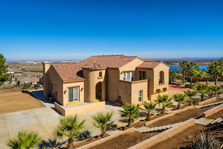 Spacious & Luxurious Desert Home