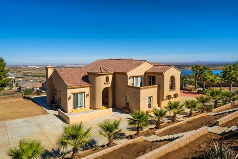 Spacious & Luxurious Desert Home