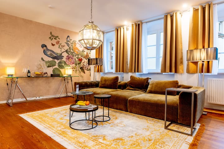 LiT LiVING: Luxury - Box Spring - Workspace - 3 BR