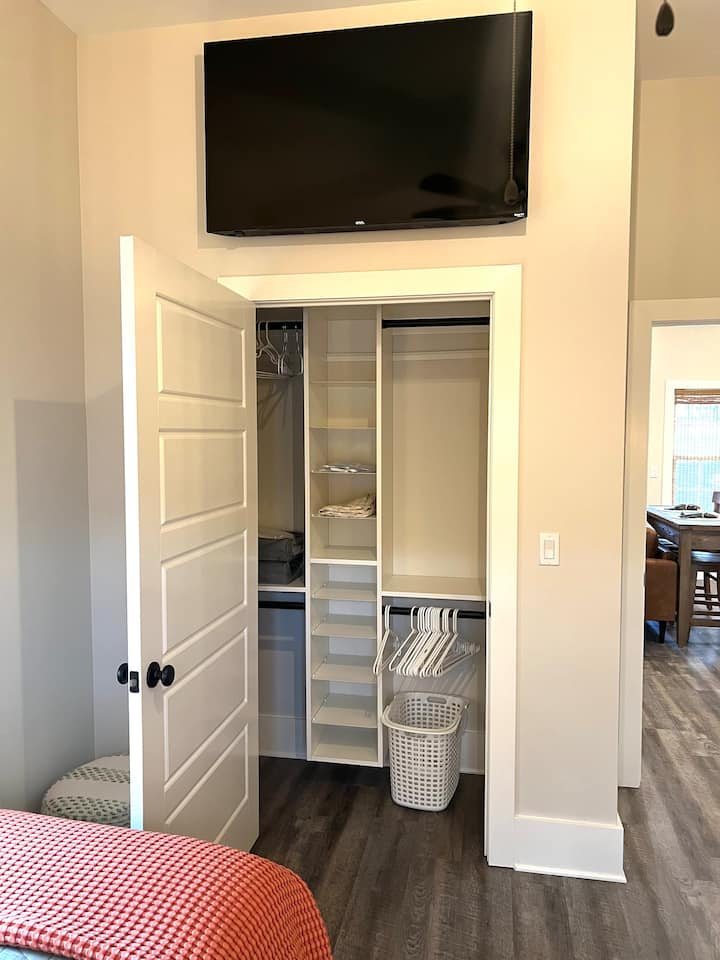 50 v televízii v spálni, dostatok priestoru v skrini