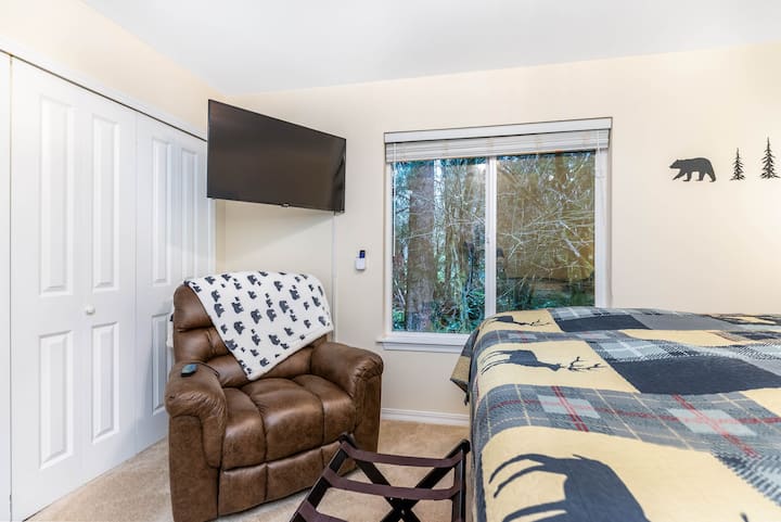 Масажен стол в основната спалня, 42- инчов телевизор Roku