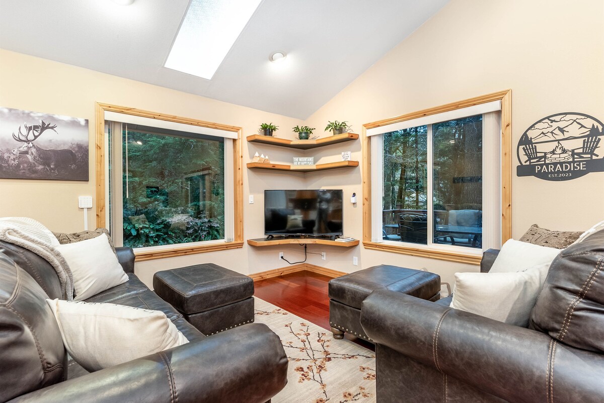 Sebule yenye starehe w/ 50" Roku TV, & Queen sofa bed!