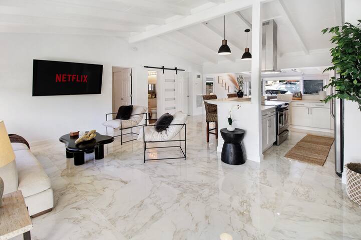 Upscale FL Waterfront Heaven, Heated Pool, Jacuzzi gallery image 5