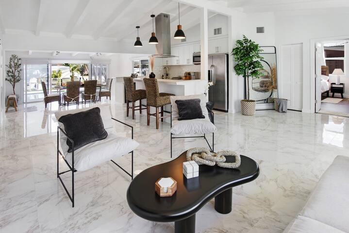 Upscale FL Waterfront Heaven, Heated Pool, Jacuzzi gallery image 4