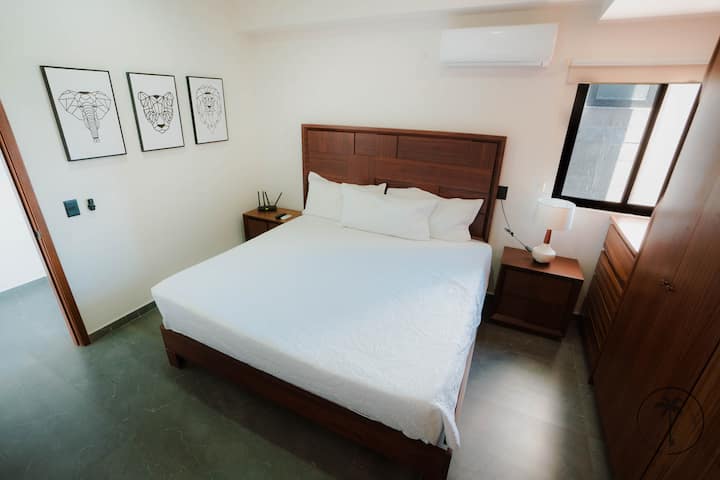 Prémiové pohodlie čaká v druhej izbe s priestrannou manželskou posteľou veľkosti King na zhovievavý pobyt.