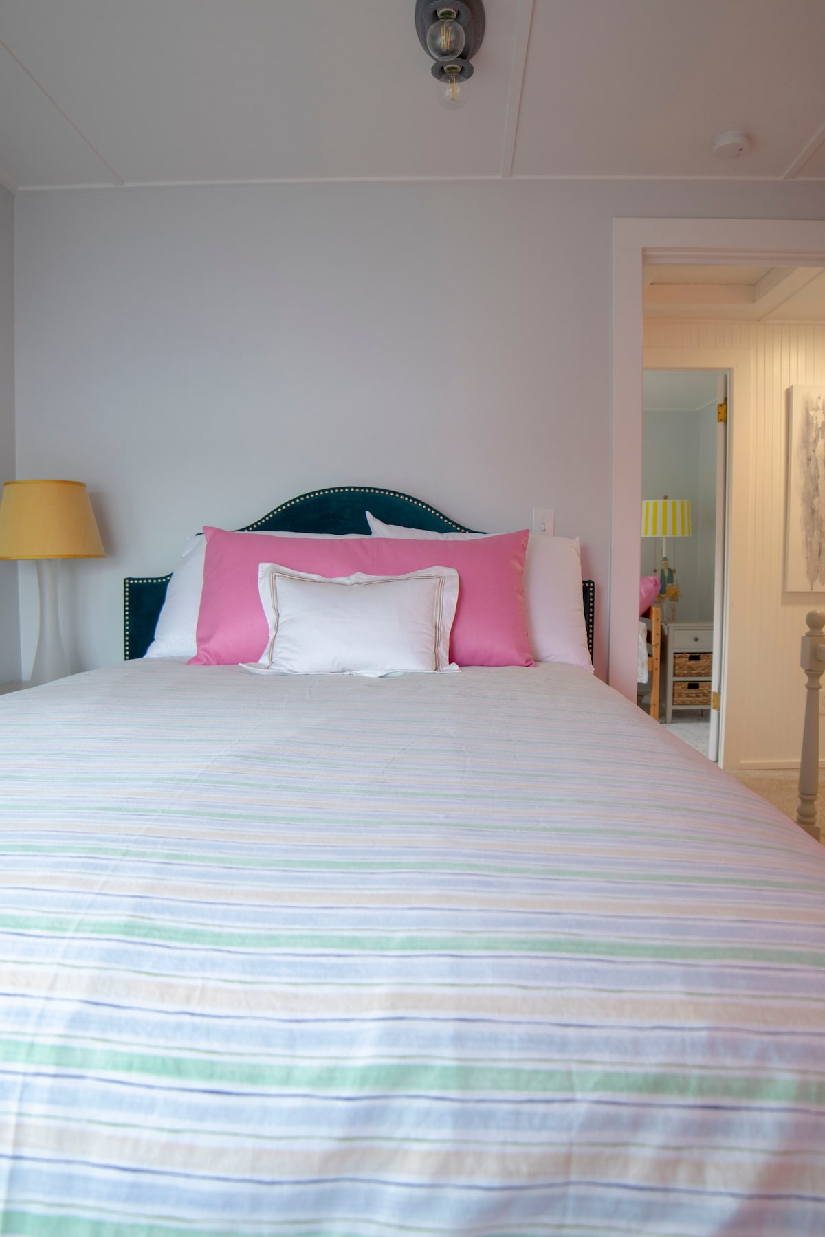 Спална соба на горниот кат. Поглед кон вода. Горен кревет со перница во целосна големина. 