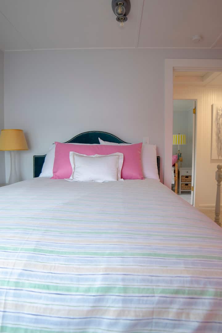 Dormitorio en planta alta. Vista al agua. Cama con la parte superior acolchada de tamaño completo. 