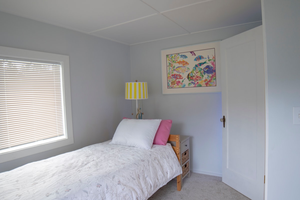 Спална соба на горниот кат. Поглед кон градината.