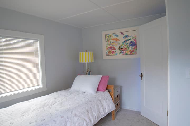 Dormitorio en planta alta. Vista al jardín.