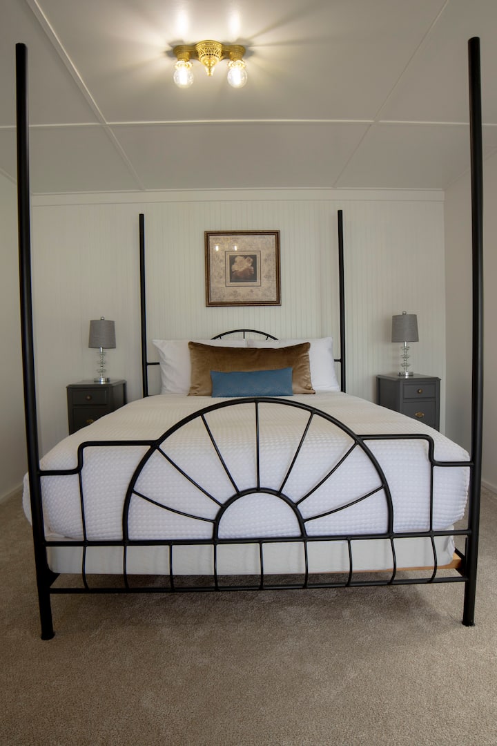 Gran dormitorio tamaño queen/sala de estar.  Vistas desde todas las ventanas. Cama tamaño queen con la parte superior acolchada. 