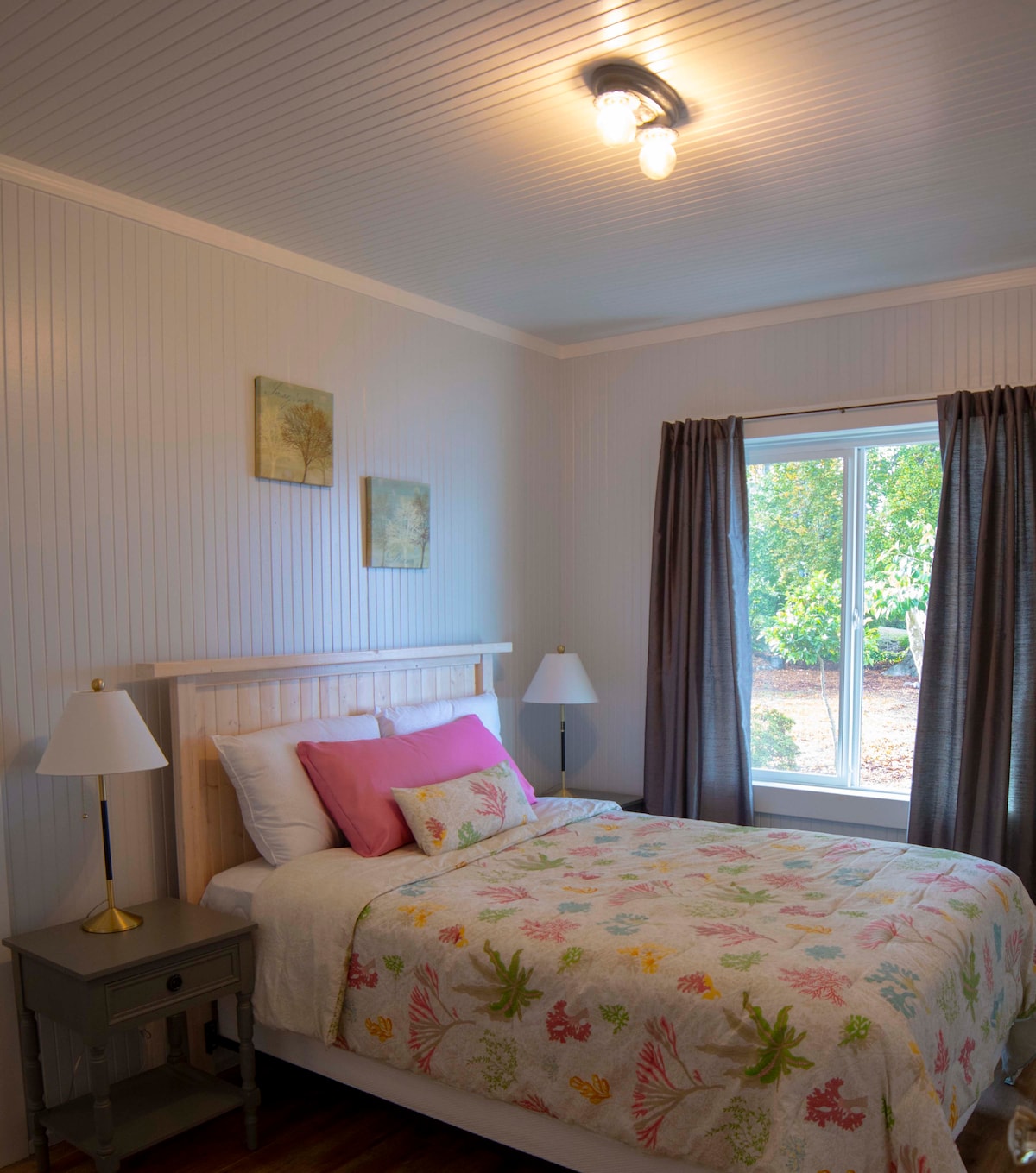 Спална соба на главниот кат. Поглед кон вода и градина.